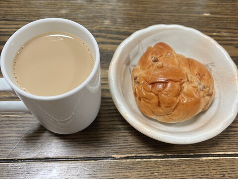 朝ごはんに♪お好きなパンとカフェオレ